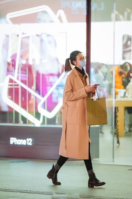 30岁的女性懂不懂打扮？看春季穿搭就了解，正确的搭配时尚且年轻