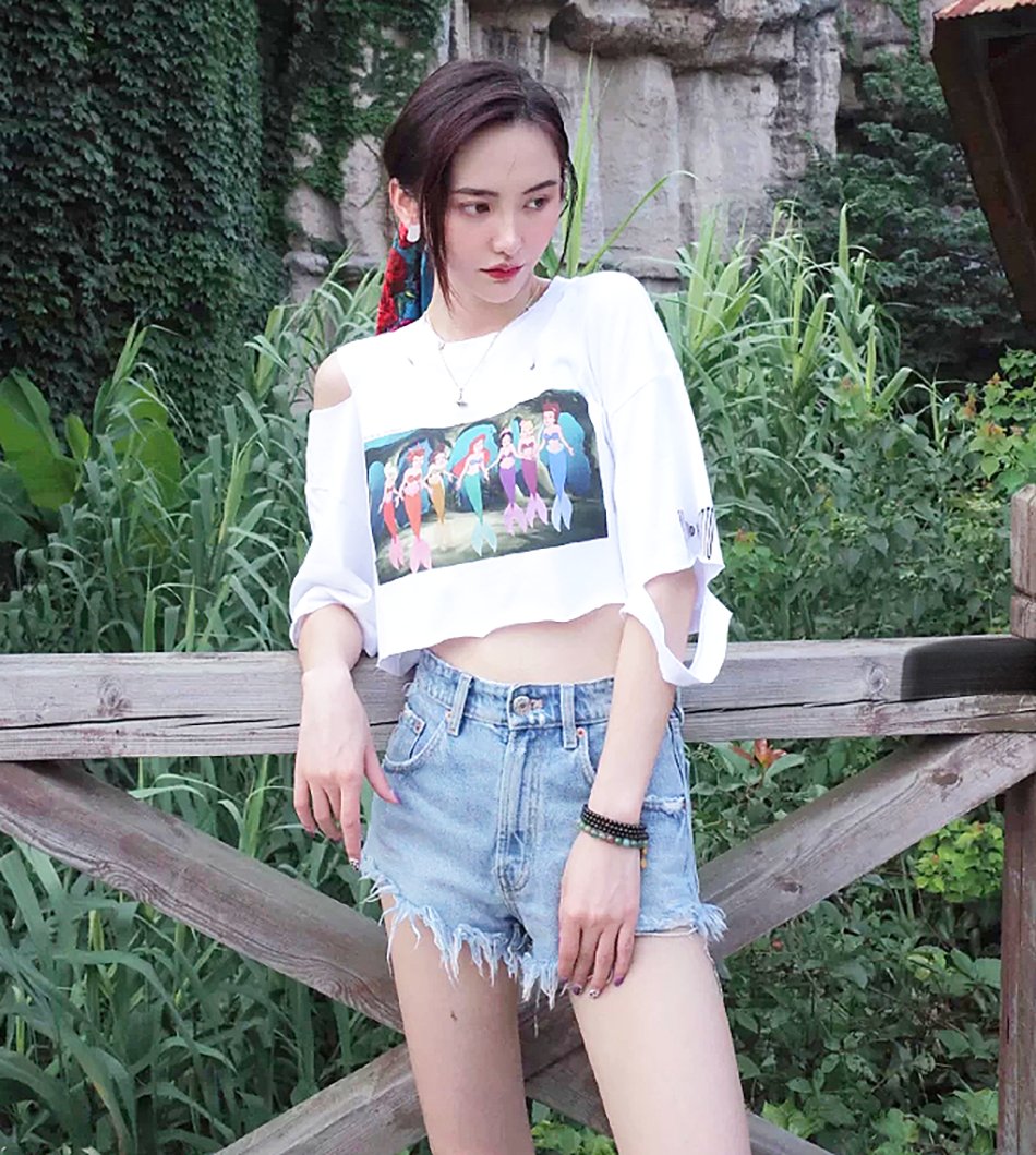 t恤|别再卷衣角了！今年流行“剪一刀”，显瘦时髦还高级