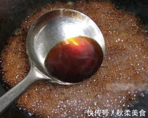 炒糖色时，冰糖先下锅就错了，大厨教你做法，红润鲜亮，不糊不苦