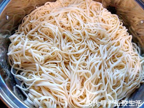 煮面条,最忌讳开水下锅,大厨透露出“秘诀”,面条劲道不结坨