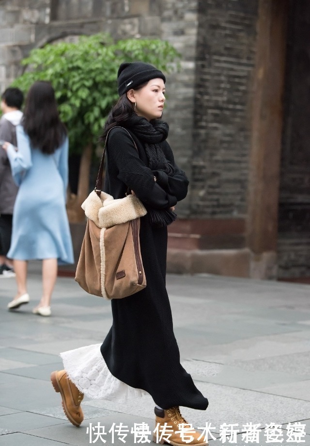 路人街拍,小姐姐的唇彩暗红引人遐想,很是性感