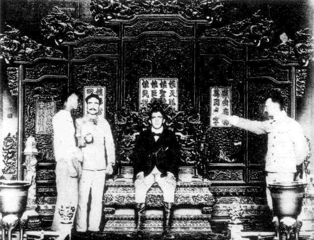 慈禧太后|慈禧西逃,八国联军在慈禧床上刻下一句话,李鸿章却不敢翻译