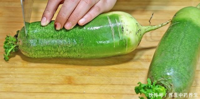 萝卜别再炖了，大厨教你最过瘾的吃法，比肉还香，开胃下饭又解腻