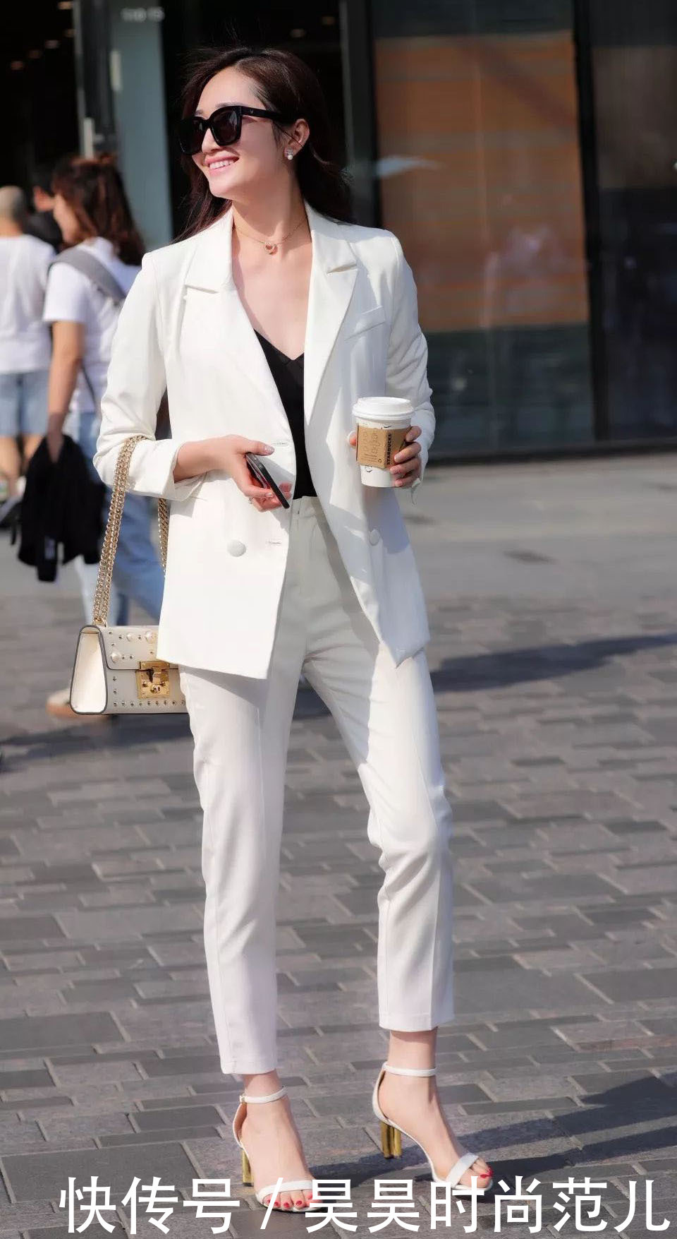 罗衣何飘飘,轻裾随风还,白色小西装配同色休闲裤的高贵优雅穿搭