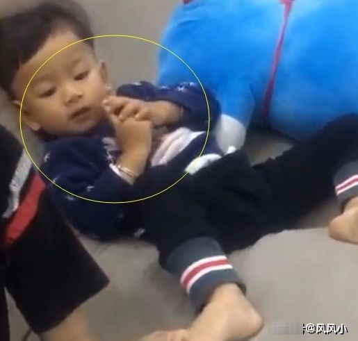 妈妈|哥哥霸占零食,弟弟智取笑喷妈妈,网友:终于找到二宝聪明原因