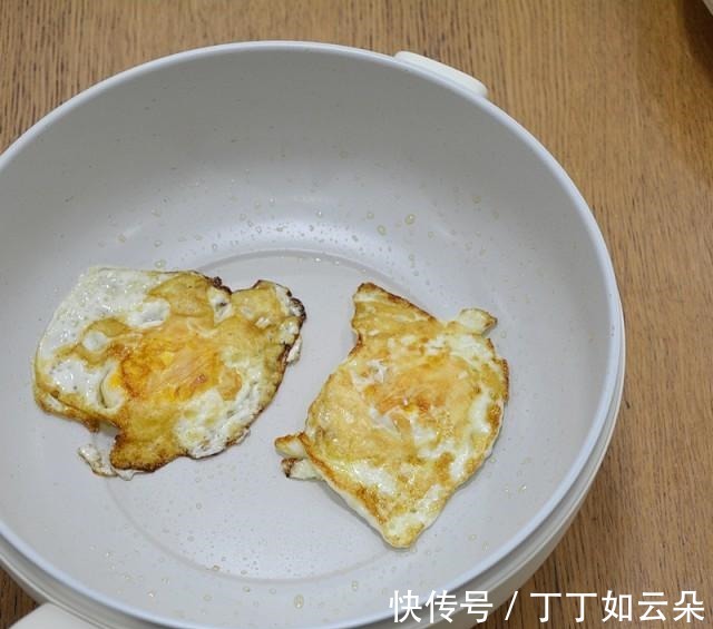 白菜豆腐煎蛋汤！