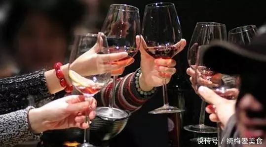 酒局上,老板说“帮我买包烟”,笨蛋才去买烟