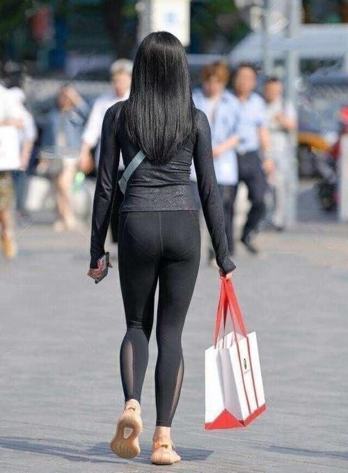 搭配 藕粉色紧身上衣搭配浅色微喇叭裤,干练十足,显得高挑