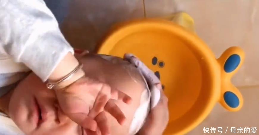 妈妈|妈妈给娃洗头vs爸爸给娃洗头,宝宝表情逗乐网友:人间真实
