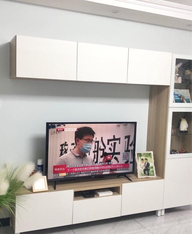 她家90平新房，装修一共花费15万，电视墙很实用，进屋就被迷住