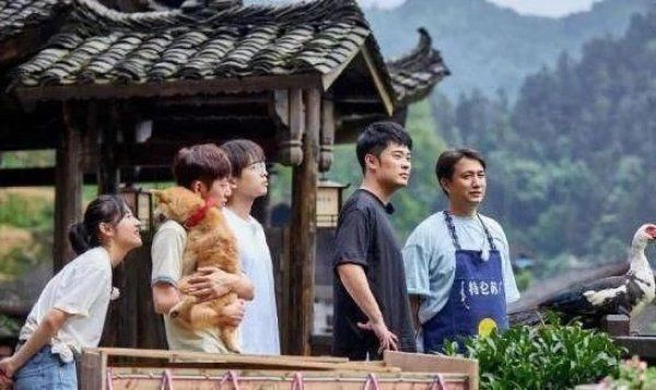 张子枫|宋丹丹问张子枫平时是怎么给父母要钱的,张子枫的做法好机智