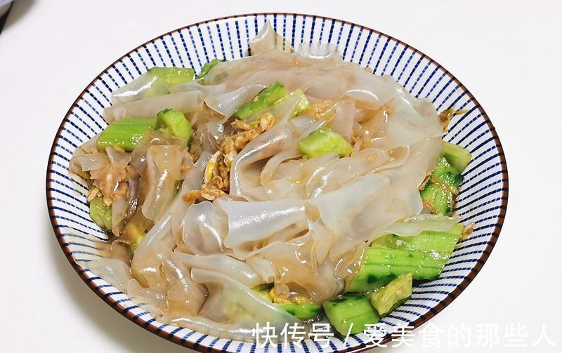 三口人晚餐两菜一汤,虽没有肉食,没有面食,但一家人吃得饱饱的