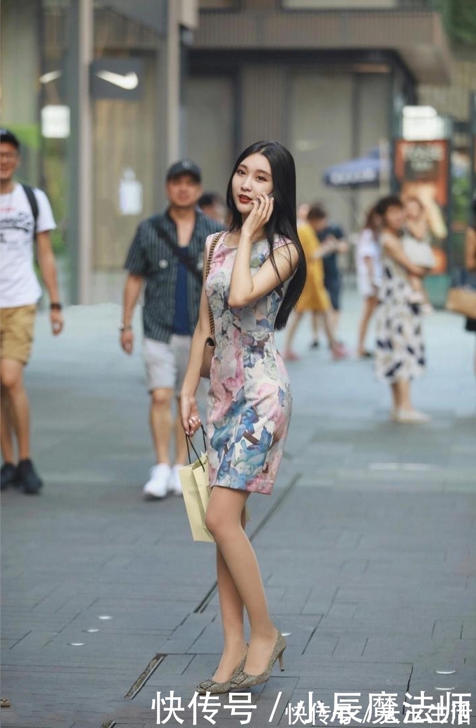 包臀裙|路人街拍,小姐姐选择了轻薄透气的薄纱面料,显得优雅大方