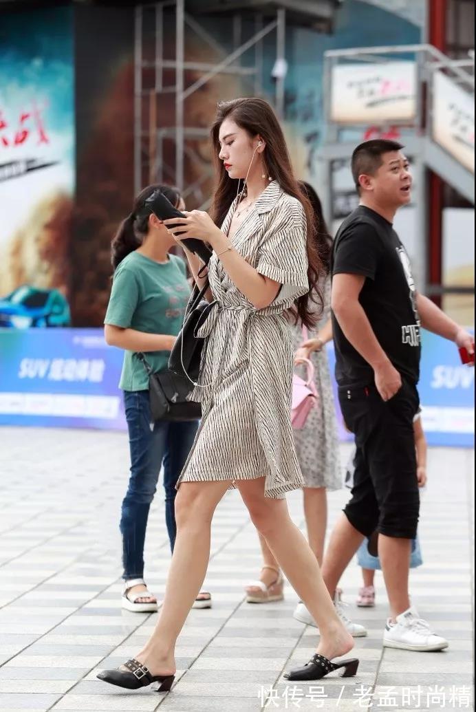 紧身开叉裙|街拍:穿白色紧身开叉裙背影杀手的美臀性感美女