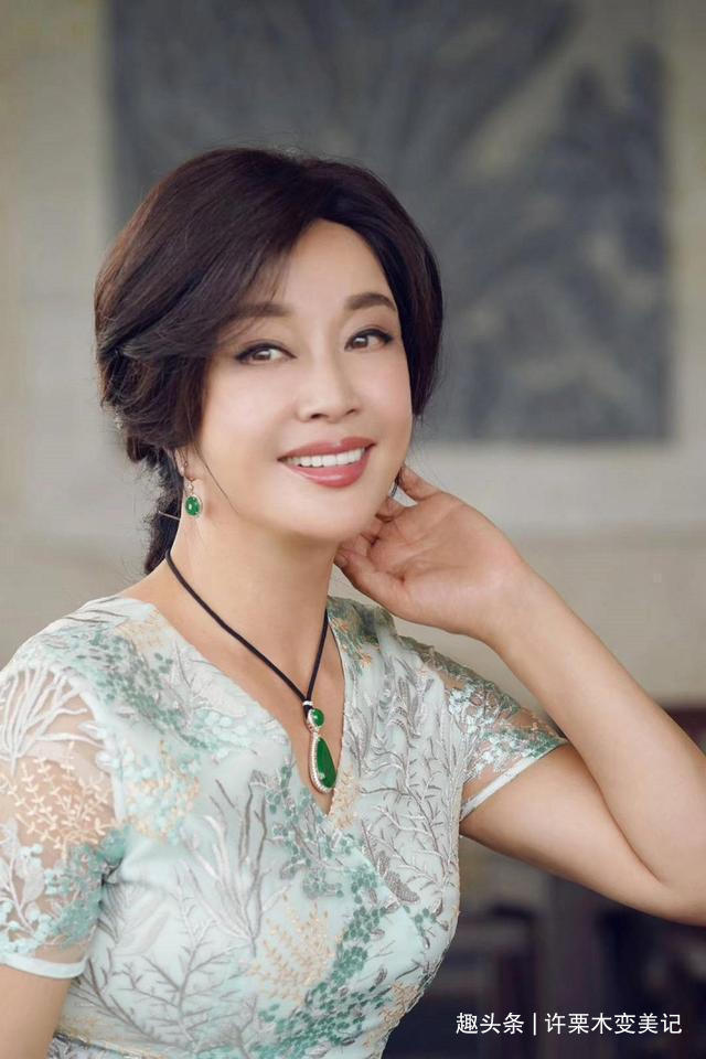 丸子头 50岁女人别再留齐刘海了,今年流行5种“发型”,显脸小不挑人