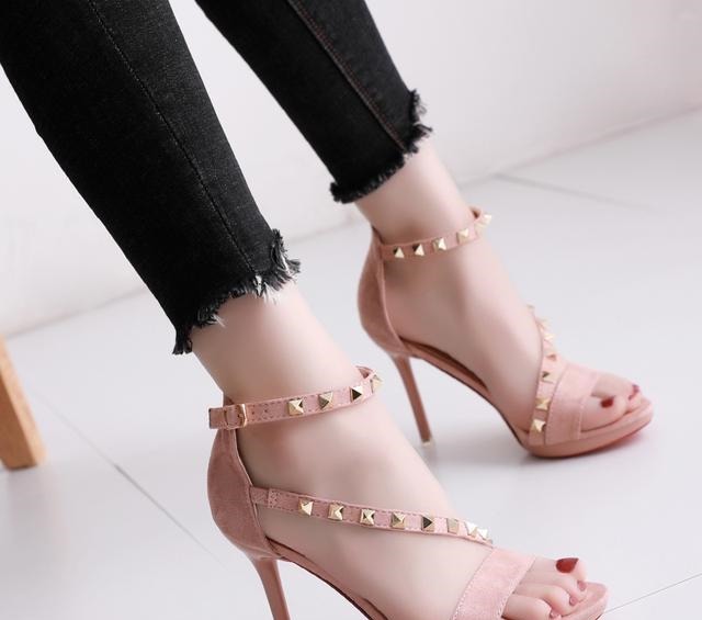 凉鞋 女人出场少不了一双高跟鞋撑场面,小个子选第6款,约会穿不累脚