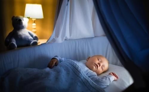 “开夜灯”照顾宝宝养成习惯？可能会对发育不利，别让无知坑了娃