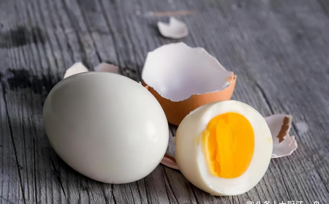 水煮鸡蛋,切记不要冷水下锅!教你这3招,蛋壳一碰就掉