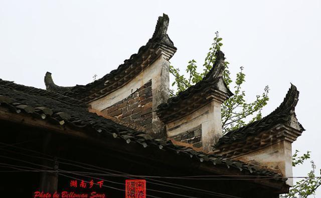 在邵东的偏僻乡野,发现一处豪宅,建于嘉庆年间,里面还住着人