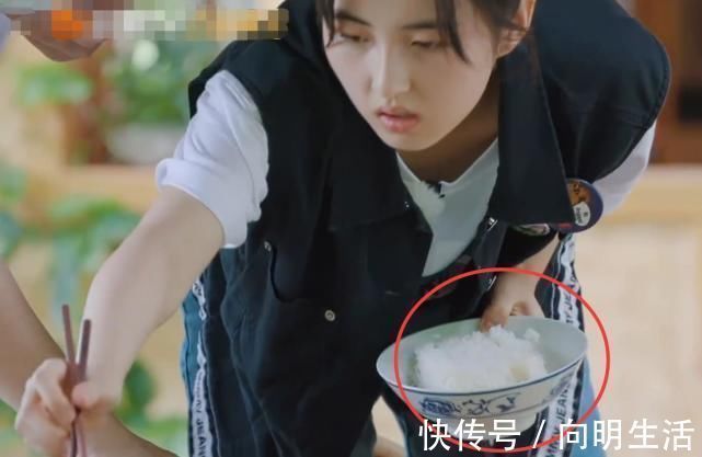 趁着蘑菇屋没来客人,四人盛一大碗米饭也不怕剩饭,何炅饭量引热议