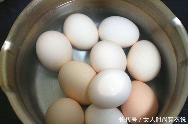 水煮蛋|水煮蛋,懂的人从来不用冷水泡,记住一个小妙招,蛋壳一敲就脱落