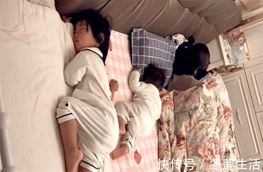 睡眠质量|爸妈恩爱相拥而眠，独留俩娃抱团取暖，生动诠释：孩子只是意外