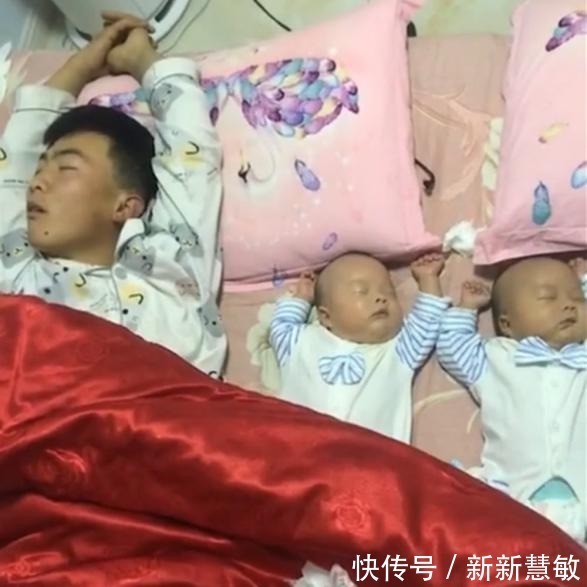 爸爸|爸爸陪双胞胎睡觉,看到这三人的睡姿,网友直呼:亲生的错不了