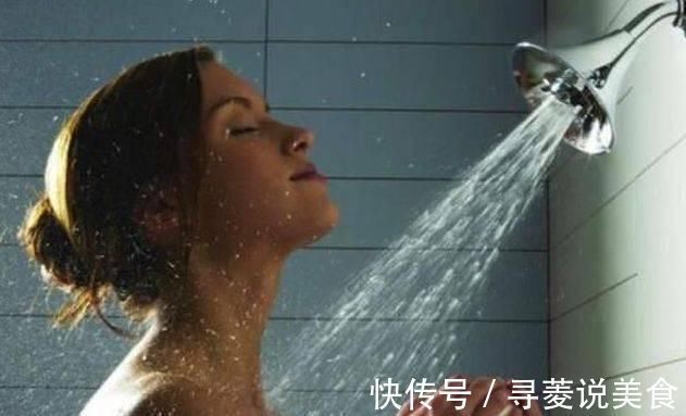 坐浴|22岁产妇顺产后第二天洗澡,夜里感觉有被虫咬,打开灯后喊救命
