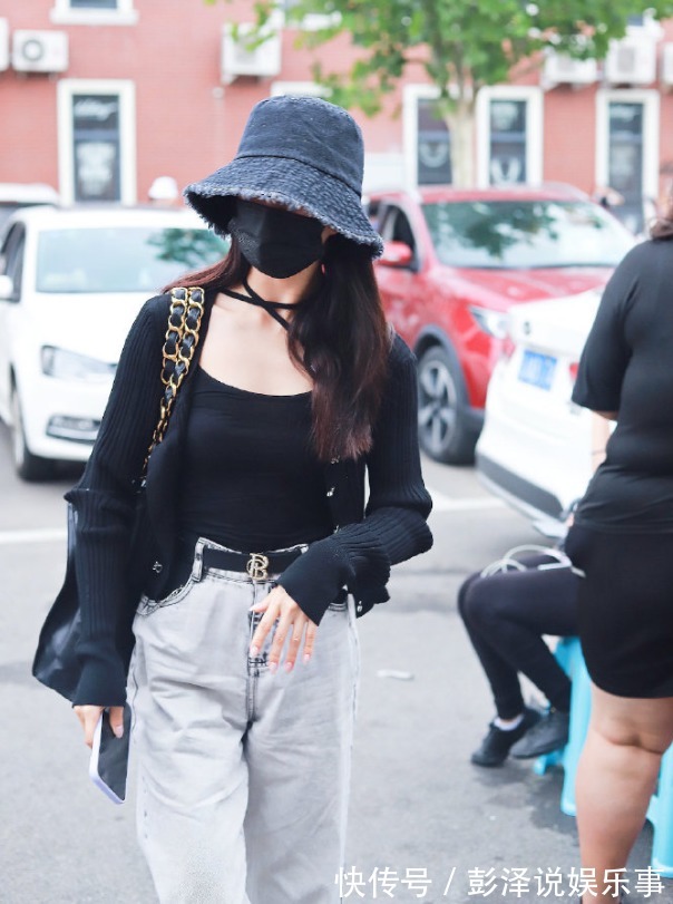 小开衫 现在正是穿小开衫的季节！遮肉又显瘦，搭配裙子太美了