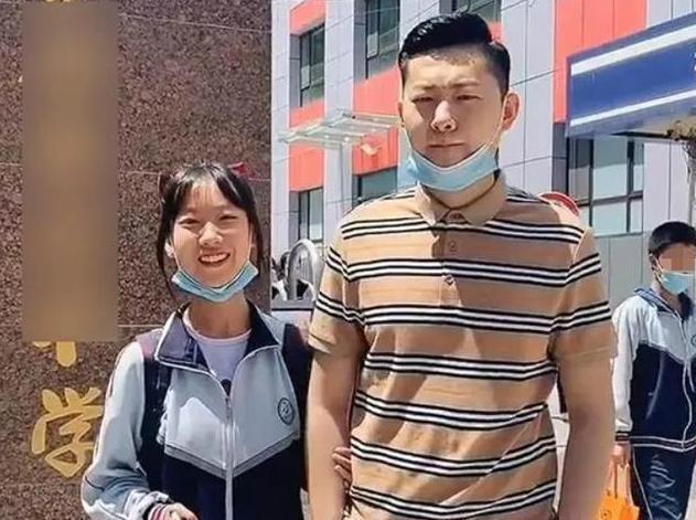 早恋|“最嫩爸爸”接女儿放学惹人眼红，老师怀疑早恋，妈妈无奈亲爹