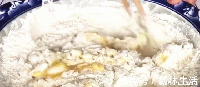 香甜|面粉里加2个鸡蛋，不用烤箱做小饼，香甜暄软，比面包简单好吃！