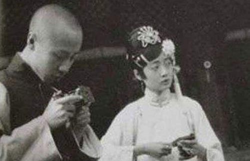 前半生|溥仪特赦后携妻重游故宫, 迎面碰见一大汉, 溥仪脸红耳赤脸色大变