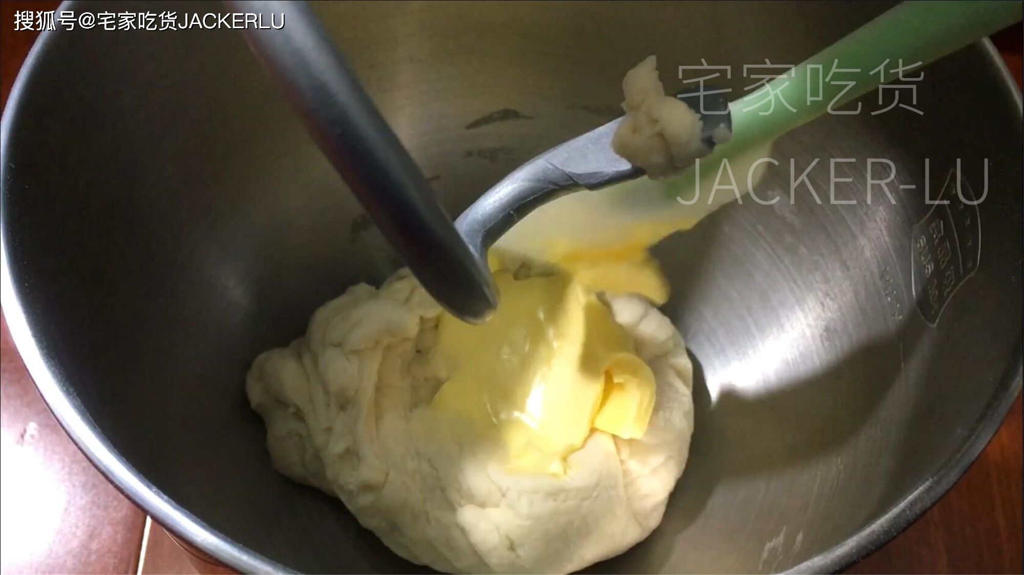 双色吐司面包,牛奶与可可携手共舞,双重味觉享受。