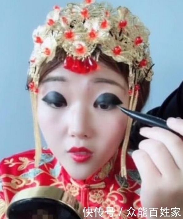 奇闻:这位女子一夜之间爆火,原因竟是因为眼妆,网友:大开眼界