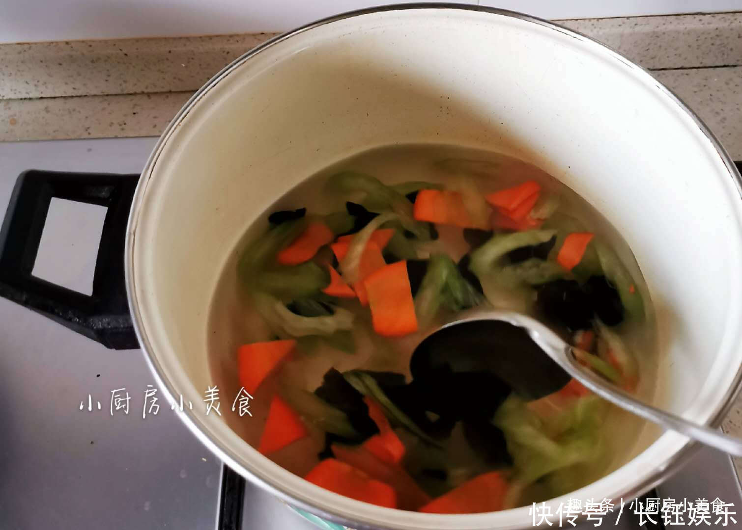 晚餐|晚餐吃素食，四种食材清炒一盘，清淡有营养，还能帮你清理肠胃