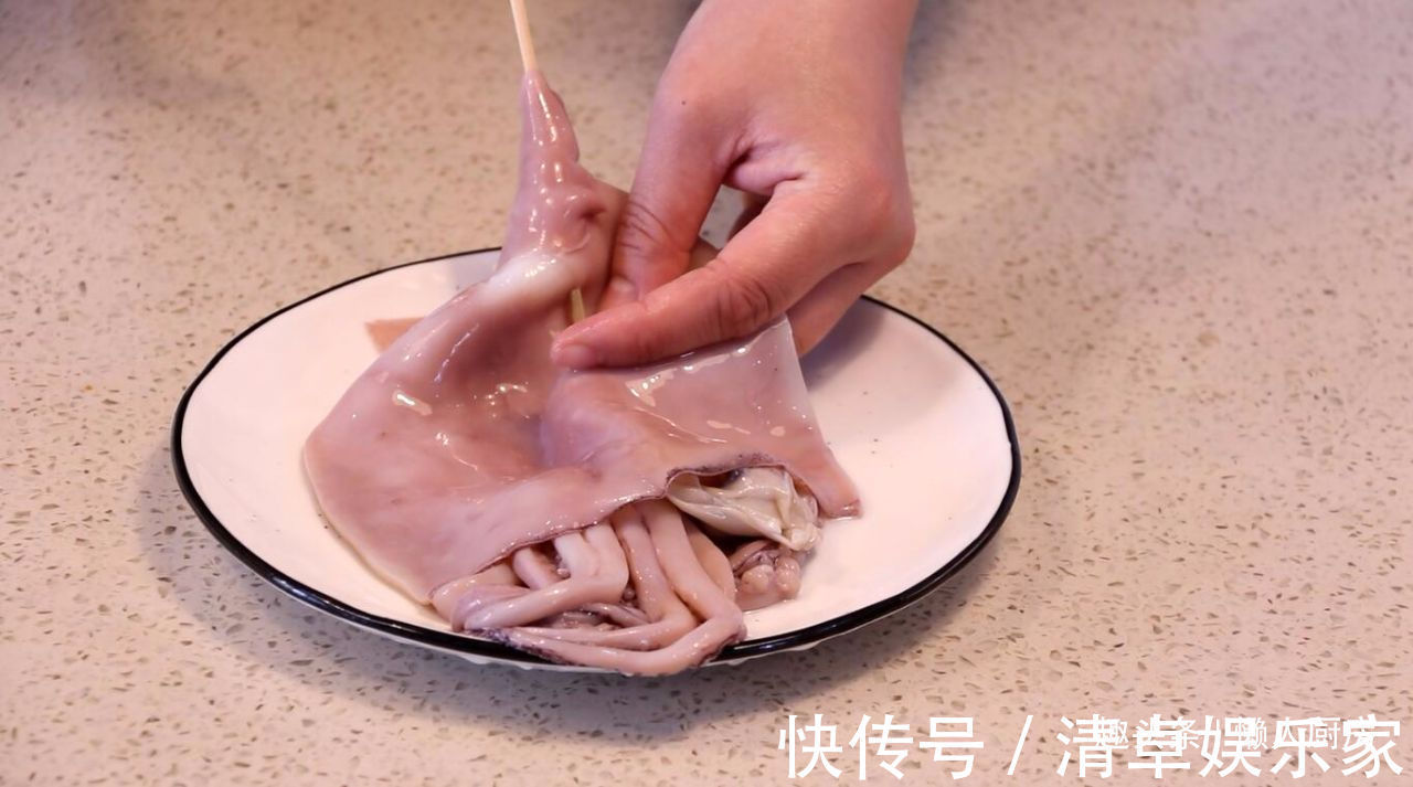清洗干净|夏天，鱿鱼别白灼着吃了，教你烤鱿鱼的详细做法，配啤酒太爽了