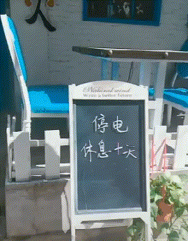 |搞笑GIF从来没有见过如此较真的一个大哥，非要弄得一样宽吗？