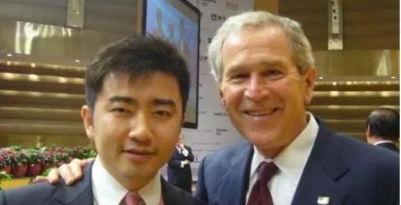 成钢|芮成钢重出江湖:论一个“男外围”的倒掉