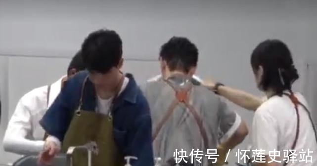 姚安娜|《中餐厅》路透，黄晓明忙碌，姚安娜干活偷懒，紧皱眉头玩手机！