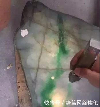 翡翠|爆裂的翡翠毛料,切的好坐宾利,不会切骑小电动!