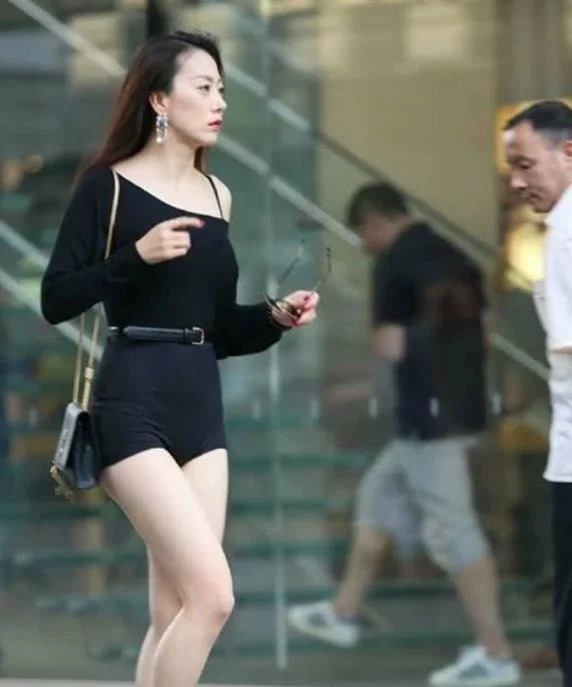 街拍:穿牛仔紧身上衣的小姐姐,笑容甜美气质典雅,非常惹人喜欢