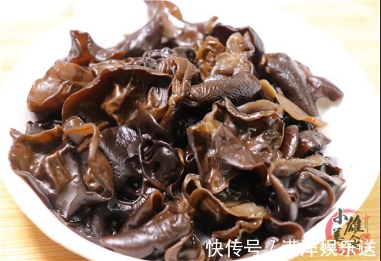 泡木耳，用冷水还是热水都不对，教你一招，1分钟泡发又大又软