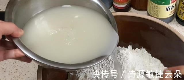 发面时,最忌直接加酵母!再加这2样,半小时发满盆!香软蓬松!