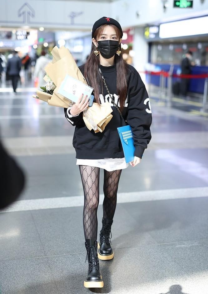 上衣|徐璐外出吃饭被偶遇,“下衣失踪”穿搭时髦,生图下漫画腿仍抢镜