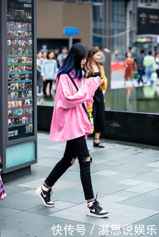 小姐姐身材好颜值高，很有街头的气质感