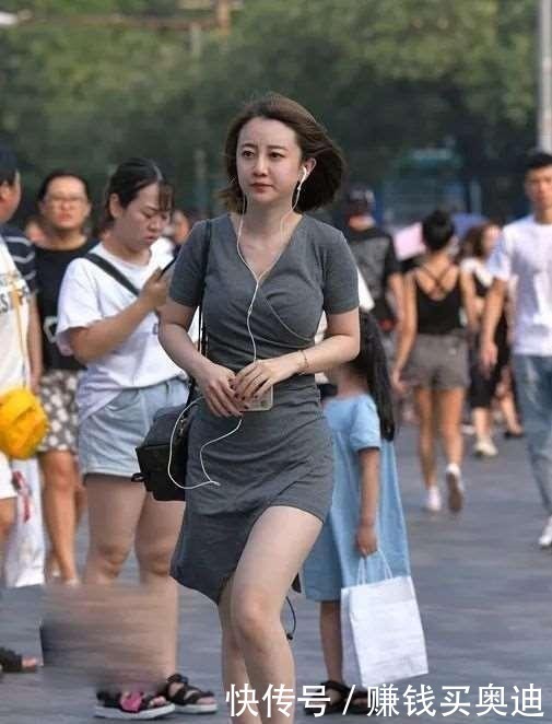 牛仔裤|连衣裙展现休闲的慵懒气息，彰显个性气质造型，又着感舒适随意