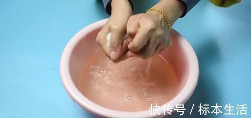 抹布又脏又油难清洗,水里加点它泡一泡,也能变得干干净净,真实用