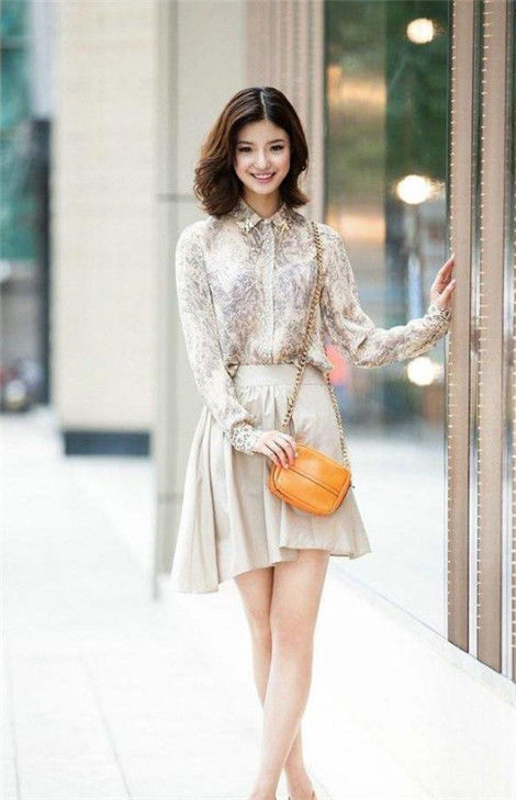 街拍:小姐姐身材苗条,非常精致,笑容像花儿盛开一样美丽