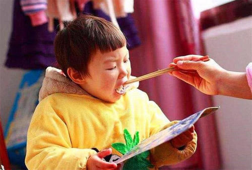 宝妈|双胞胎宝宝分开养,妈妈带的还不会走路,奶奶带的撵着鸡跑!