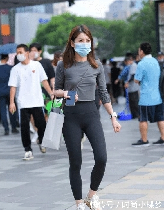 瑜伽裤 青色长袖圆领T恤,搭配黑色修身瑜伽裤,尽显出青春靓丽的美感